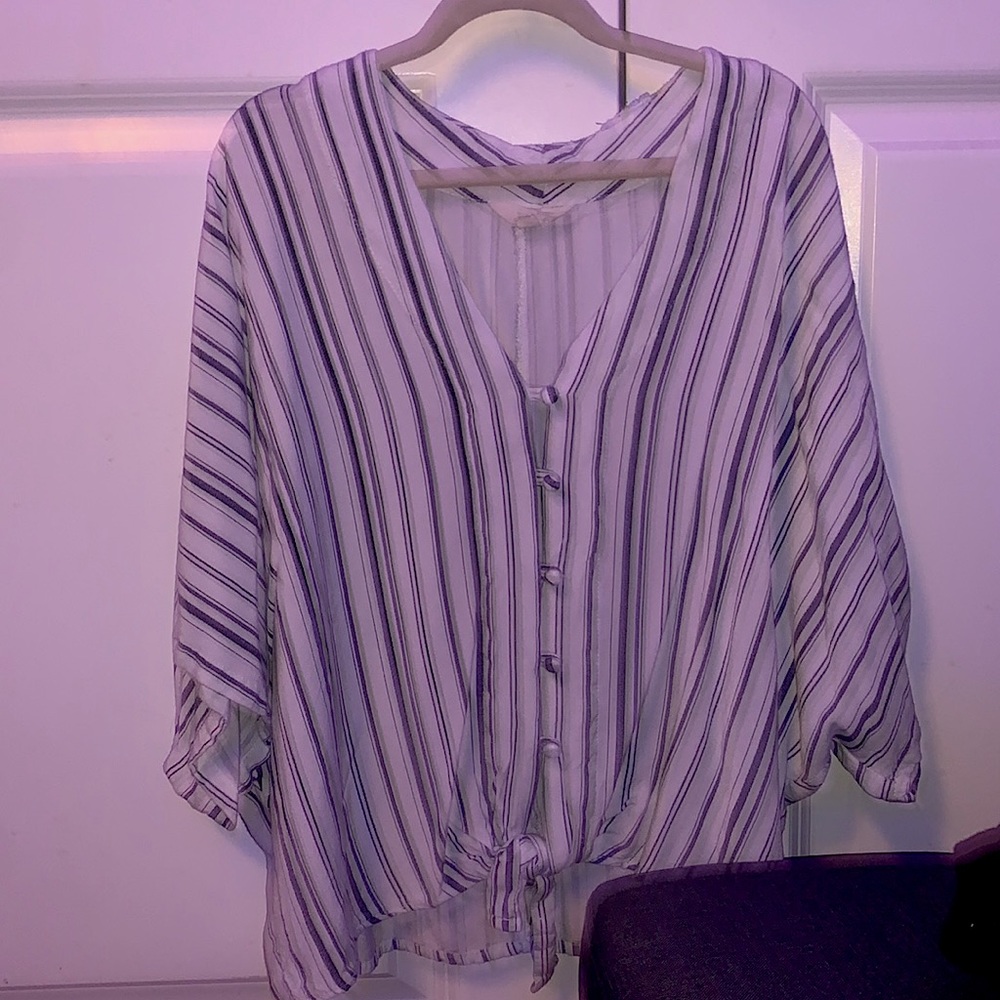 Cute junior button down shirt. (size medium.)